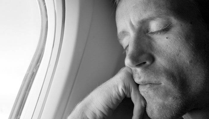 4 Tips: How to Sleep On Airplanes